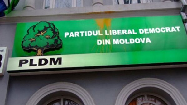 В социальных сетях появился видеоролик, на котором запечатлено как ассенизаторская машина разгрузила содержимое бочки у офиса ЛДПМ. - Sputnik Moldova