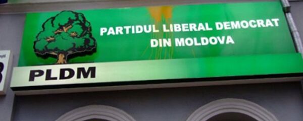В социальных сетях появился видеоролик, на котором запечатлено как ассенизаторская машина разгрузила содержимое бочки у офиса ЛДПМ. - Sputnik Moldova