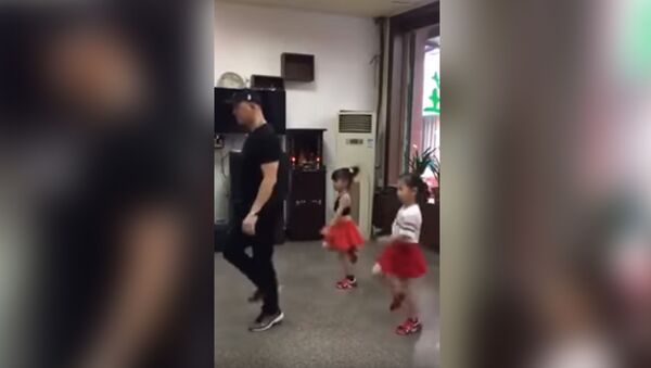 Dansează tata cu fiicele - Sputnik Moldova