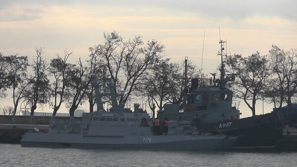 Задержанные корабли ВМС Украины  доставлены в порт Керчи - Sputnik Moldova-România