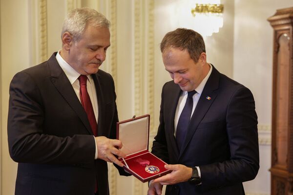 Dragnea şi Tăriceanu, decoraţi cu Medalia Democraţiei (FOTO) Dragnea şi Tăriceanu, decoraţi cu Medalia Democraţiei (FOTO) - Sputnik Moldova-România
