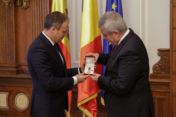 Dragnea şi Tăriceanu, decoraţi cu Medalia Democraţiei (FOTO) Dragnea şi Tăriceanu, decoraţi cu Medalia Democraţiei (FOTO) - Sputnik Moldova-România