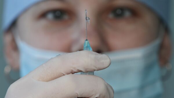 Медицинская сестра готовится сделать укол - Sputnik Moldova