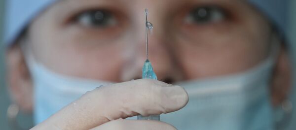 Медицинская сестра готовится сделать укол Медицинская сестра готовится сделать укол - Sputnik Moldova