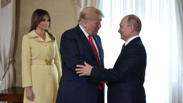 Президент РФ Владимир Путин, президент США Дональд Трамп и его супруга Меланья во время встречи в президентском дворце в Хельсинки - Sputnik Молдова