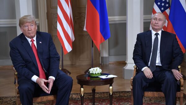 Президент США Дональд Трамп и президент РФ Владимир Путин во время встречи в президентском дворце в Хельсинки - Sputnik Молдова