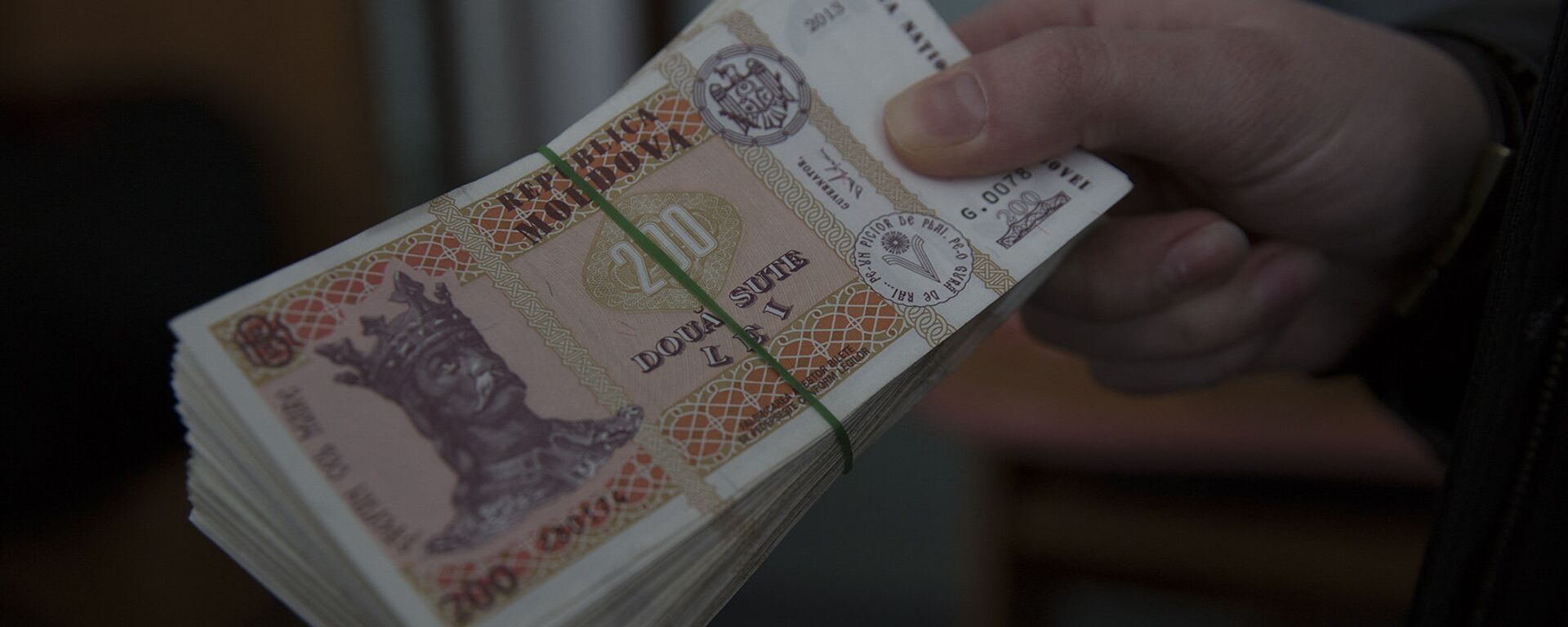 Банкноты номиналом 200 лей  - Sputnik Moldova, 1920, 03.05.2025
