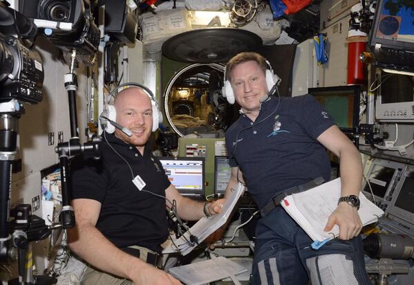 Astronauții Alexander Gerst și Serghei Prokopiev monitorizează acostarea navelor Progress MS 10 și Cygnus către ISS - Sputnik Moldova