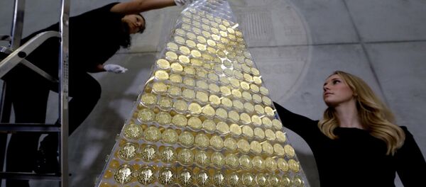 Angajații ProAurum decorează un pom de Crăciun cu monede de aur în valoare de 2,3 milioane de euro în München, Germania. 3 decembrie 2018 - Sputnik Moldova-România