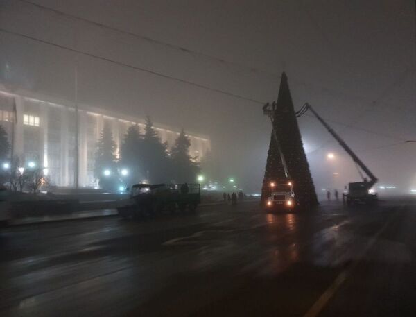 На праздник к нам пришла: первая искусственная ель установлена в Кишиневе - Sputnik Молдова