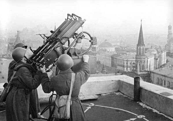 Artileriști antiaerieni sovietici pe acoperișul hotelului „Moscova“. 15 octombrie 1941 - Sputnik Moldova-România