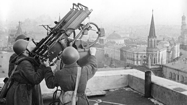 Artileriști antiaerieni sovietici pe acoperișul hotelului „Moscova“. 15 octombrie 1941 - Sputnik Moldova-România