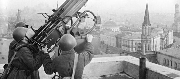 Artileriști antiaerieni sovietici pe acoperișul hotelului „Moscova“. 15 octombrie 1941 Artileriști antiaerieni sovietici pe acoperișul hotelului „Moscova“. 15 octombrie 1941 - Sputnik Moldova-România