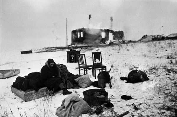 Case țărănești arse de germani lângă Volokolamsk. Decembrie 1941 - Sputnik Moldova-România