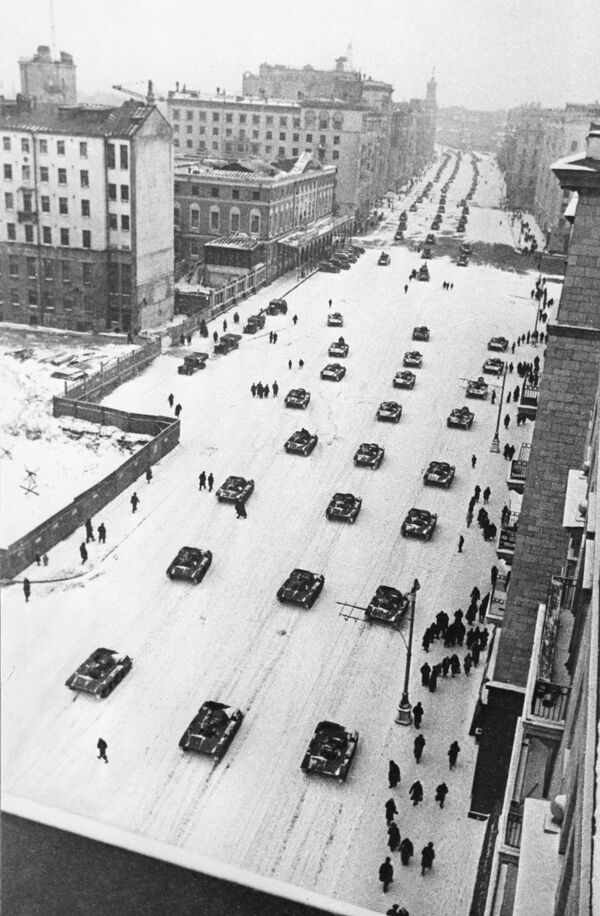 Танки направляются на фронт после военного парада на Красной площади. 6 ноября 1941 года - Sputnik Молдова