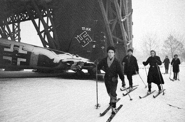 Московские лыжники идут мимо немецкого самолета. 14 ноября 1941 года - Sputnik Молдова