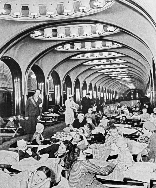 Женщины и дети во время бомбардировки скрываются на станции метро Маяковская в Москве, 1941 год - Sputnik Молдова