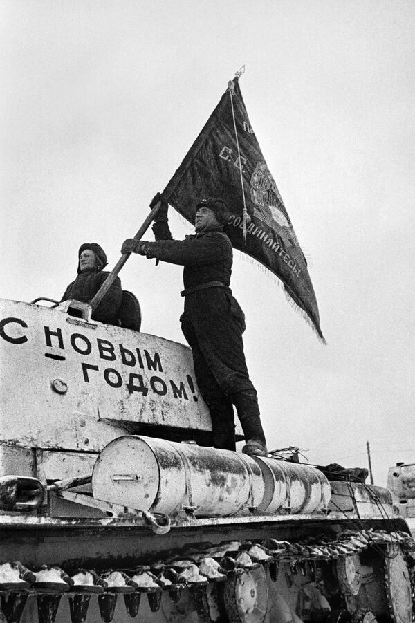 Танкист устанавливает знамя части на танк. Оборона Москвы, 31 декабря 1941 год - Sputnik Молдова