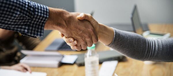 Рукопожатие, архивное фото Рукопожатие, архивное фото - Sputnik Молдова