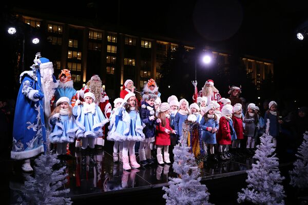 В Кишиневе официально зажгли огни на главной елке страны - Sputnik Молдова