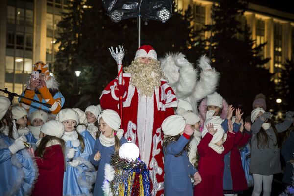 Primăria a comunicat că în toate cele cinci sectoare din Capitală va fi inaugurat Pomul de Crăciun  - Sputnik Moldova