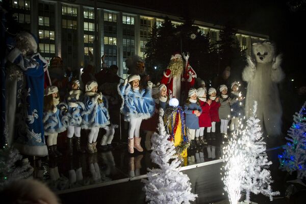 Ceremonia aprinderii luminilor de sărbătoare pe Pomul de Crăciun din Chișinău - Sputnik Moldova