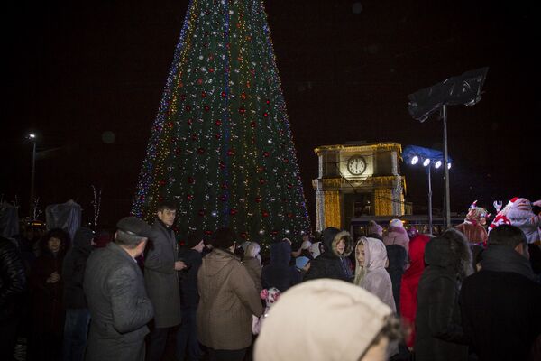 Cu ocazia inaugurării Pomului de Crăciun, în centrul Capitalei a fost organizat un concert

 - Sputnik Moldova