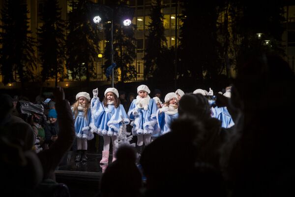 Ceremonia aprinderii luminilor de sărbătoare pe Pomul de Crăciun din Chișinău - Sputnik Moldova