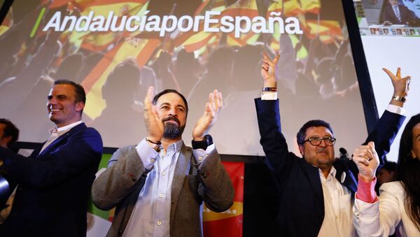 Лидер партии Vox Сантьяго Абаскаль и региональный кандидат Франсиско Серрано радуются результатам выборов в Севилье, Испания - Sputnik Молдова