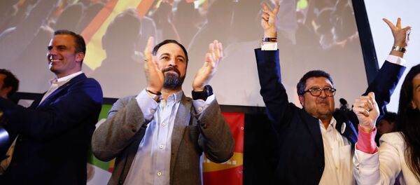 Лидер партии Vox Сантьяго Абаскаль и региональный кандидат Франсиско Серрано радуются результатам выборов в Севилье, Испания Лидер партии Vox Сантьяго Абаскаль и региональный кандидат Франсиско Серрано радуются результатам выборов в Севилье, Испания - Sputnik Молдова
