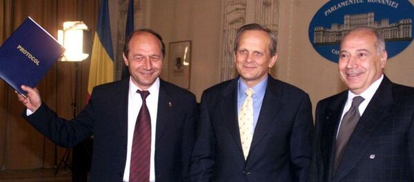 Traian Băsescu, Teodor Stolojan și Dan Voiculescu Traian Băsescu, Teodor Stolojan și Dan Voiculescu - Sputnik Moldova-România