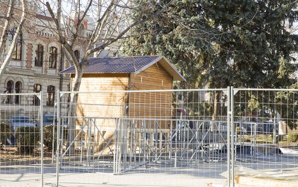 Домики будущей Рождественской ярмарки в центре Кишинева. - Sputnik Молдова