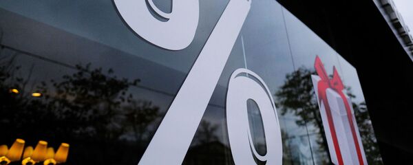 Знак процента в витрине. - Sputnik Молдова