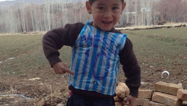 Маленький Месси из Афганистана потерял футболку и мяч, подаренные знаменитым футболистом - Sputnik Молдова