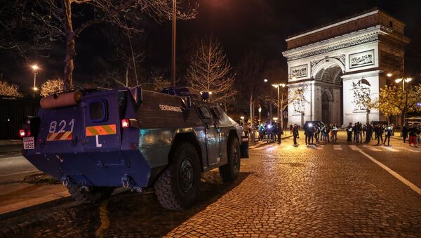Бронированная машина жандармерии (VBRG) рано утром 8 декабря 2018 года на Триумфальной арке в Париже - Sputnik Moldova-România