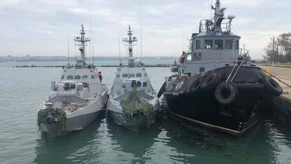 Задержанные украинские корабли доставлены в порт Керчи - Sputnik Молдова