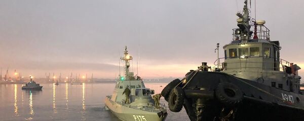 Задержанные украинские корабли доставлены в порт Керчи - Sputnik Молдова