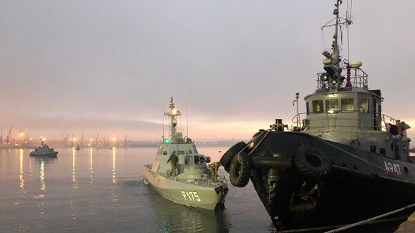 Задержанные украинские корабли доставлены в порт Керчи - Sputnik Moldova-România