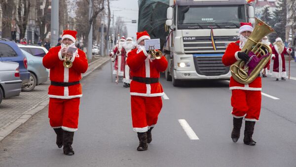  В Кишинев доставли елку, которая украсит Рождественскую ярмарку - Sputnik Молдова