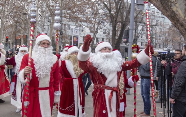 В Кишинев доставли елку, которая украсит Рождественскую ярмарку - Sputnik Молдова