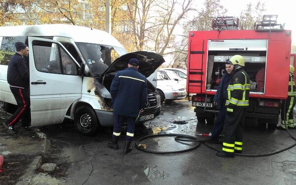 В Кишиневе на улице загорелся микроавтобус - Sputnik Молдова