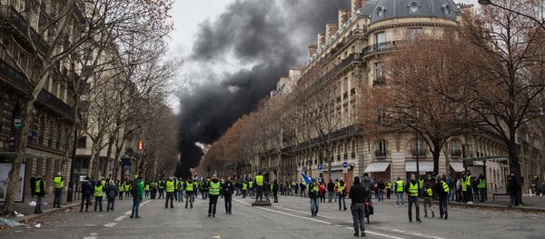 Участники акции протеста движения автомобилистов желтые жилеты в районе Триумфальной арки в Париже - Sputnik Молдова