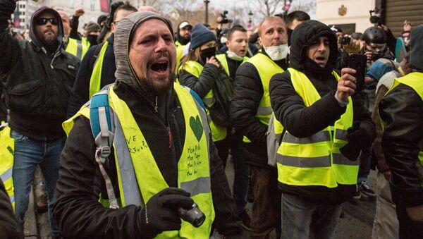Участники акции протеста движения автомобилистов желтые жилеты в районе Триумфальной арки в Париже - Sputnik Молдова