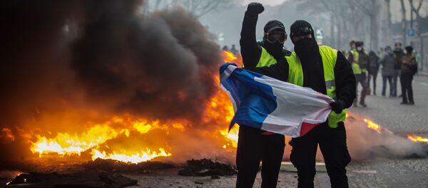 Участники акции протеста движения автомобилистов желтые жилеты в районе Триумфальной арки в Париже - Sputnik Moldova-România