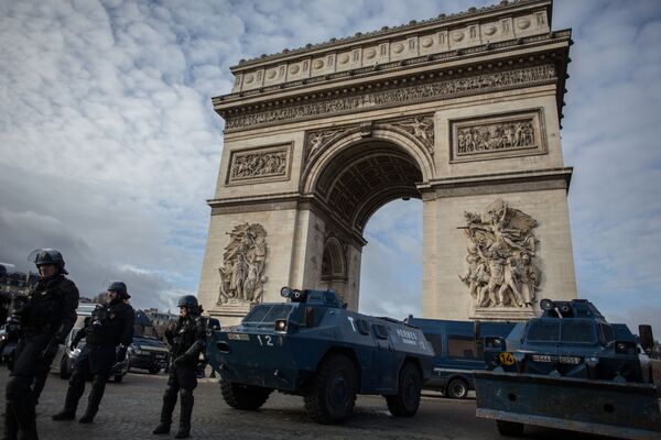 Acțiuni de protest a Vestelor Galbene la Paris. Mașinile blindate ale Jandarmeriei - Sputnik Moldova-România