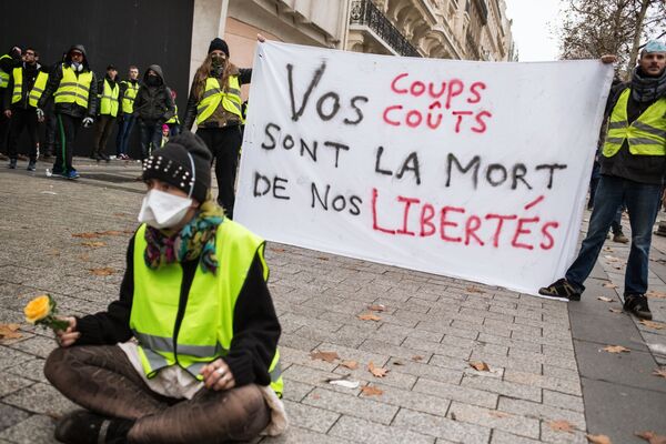 Acțiuni de protest a Vestelor Galbene la Paris. - Sputnik Moldova-România