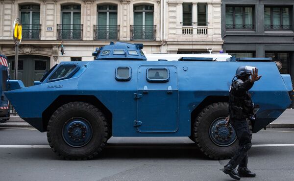 Acțiuni de protest a Vestelor Galbene la Paris. Jandarmi și o blindată - Sputnik Moldova-România
