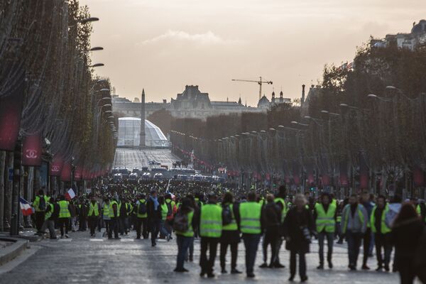 Участники акции протеста движения автомобилистов желтые жилеты в районе Триумфальной арки в Париже - Sputnik Moldova