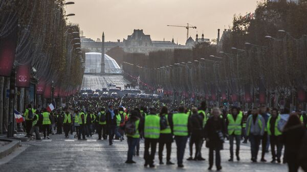 Участники акции протеста движения автомобилистов желтые жилеты в районе Триумфальной арки в Париже - Sputnik Молдова