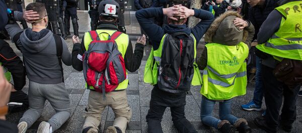 Участники акции протеста движения автомобилистов желтые жилеты в районе Триумфальной арки в Париже - Sputnik Молдова